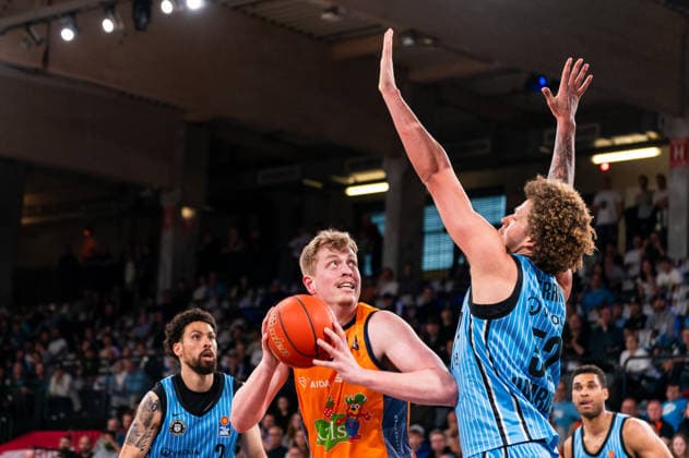Bent Leuchten Rostock Seawolves, 51 in duel against Zacharie Perrin Veolia Towers Hamburg, 52 , GER, Veolia Towers Hamburg vs Rostock Seawolves, Basketball, Bundesliga, Matchday 13, Season 2025 2026, 22 04 2026 GER, Veolia Towers Hamburg vs Rostock Seawolves, Basketball, Bundesliga, Matchday 13, Season 2025 2026, 22 04 2026 Hamburg Copyright: xEibner-Pressefoto MaxxVincenx EP_MVN