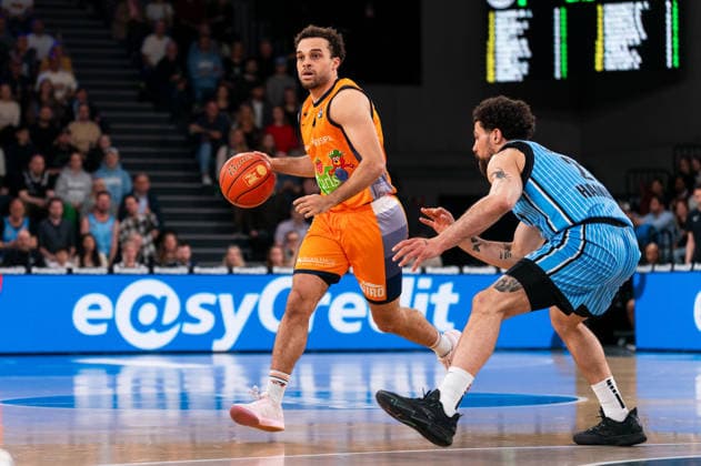 Elias Baggette Rostock Seawolves, 4 on the dribble, Devon Daniels Veolia Towers Hamburg, 21 , GER, Veolia Towers Hamburg vs Rostock Seawolves, Basketball, Bundesliga, Matchday 13, Season 2025 2026, 22 04 2026 GER, Veolia Towers Hamburg vs Rostock Seawolves, Basketball, Bundesliga, Matchday 13, Season 2025 2026, 22 04 2026 Hamburg Copyright: xEibner-Pressefoto MaxxVincenx EP_MVN