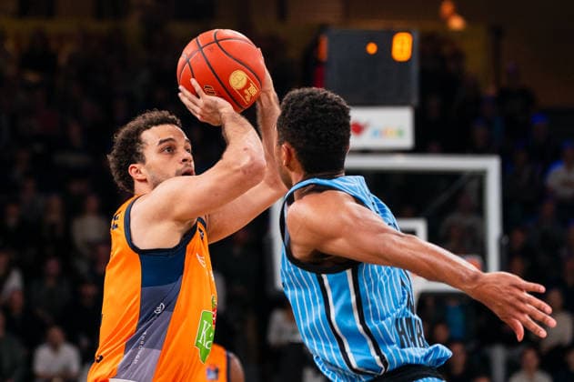 Elias Baggette Rostock Seawolves, 4 on throw, Kenneth Ogbe Veolia Towers Hamburg, 25 , GER, Veolia Towers Hamburg vs Rostock Seawolves, Basketball, Bundesliga, Matchday 13, Season 2025 2026, 22 04 2026 GER, Veolia Towers Hamburg vs Rostock Seawolves, Basketball, Bundesliga, Matchday 13, Season 2025 2026, 22 04 2026 Hamburg Copyright: xEibner-Pressefoto MaxxVincenx EP_MVN