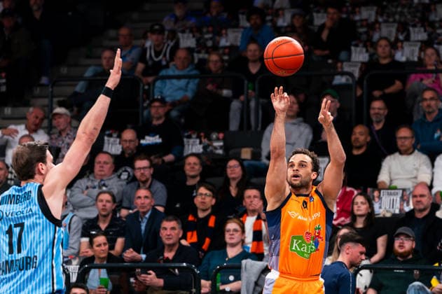 Elias Baggette Rostock Seawolves, 4 on throw, Niklas Wimberg Veolia Towers Hamburg, 17 , GER, Veolia Towers Hamburg vs Rostock Seawolves, Basketball, Bundesliga, Matchday 13, Season 2025 2026, 22 04 2026 GER, Veolia Towers Hamburg vs Rostock Seawolves, Basketball, Bundesliga, Matchday 13, Season 2025 2026, 22 04 2026 Hamburg Copyright: xEibner-Pressefoto MaxxVincenx EP_MVN