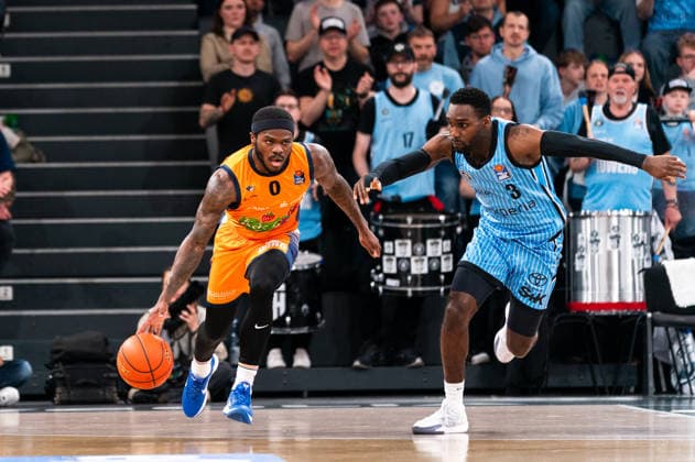 TJ Crockett Jr Rostock Seawolves, 0 on the dribble against Osaro Rich Veolia Towers Hamburg, 03 , GER, Veolia Towers Hamburg vs Rostock Seawolves, Basketball, Bundesliga, Matchday 13, Season 2025 2026, 22 04 2026 GER, Veolia Towers Hamburg vs Rostock Seawolves, Basketball, Bundesliga, Matchday 13, Season 2025 2026, 22 04 2026 Hamburg Copyright: xEibner-Pressefoto MaxxVincenx EP_MVN