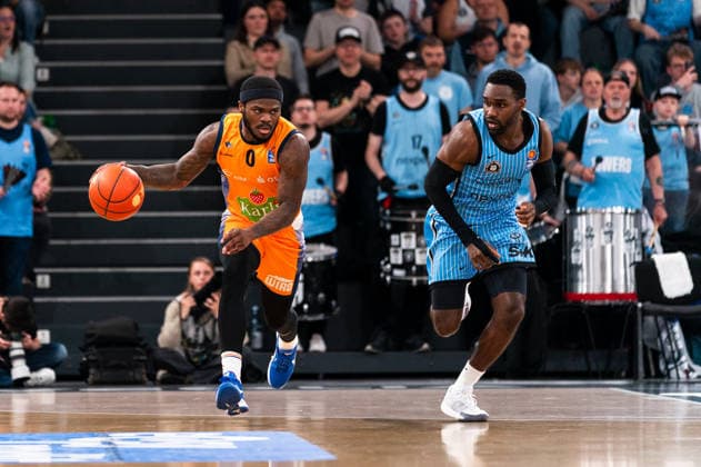 TJ Crockett Jr Rostock Seawolves, 0 on the dribble against Osaro Rich Veolia Towers Hamburg, 03 , GER, Veolia Towers Hamburg vs Rostock Seawolves, Basketball, Bundesliga, Matchday 13, Season 2025 2026, 22 04 2026 GER, Veolia Towers Hamburg vs Rostock Seawolves, Basketball, Bundesliga, Matchday 13, Season 2025 2026, 22 04 2026 Hamburg Copyright: xEibner-Pressefoto MaxxVincenx EP_MVN