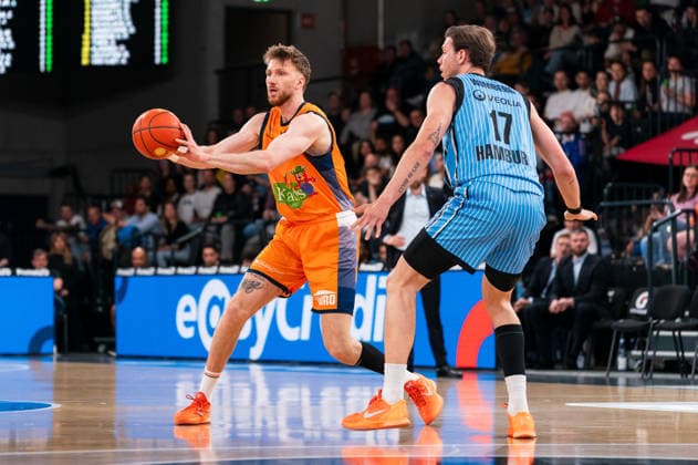 Andy van Vliet Rostock Seawolves, 81 Pass, Niklas Wimberg Veolia Towers Hamburg, 17 , GER, Veolia Towers Hamburg vs Rostock Seawolves, Basketball, Bundesliga, Matchday 13, Season 2025 2026, 22 04 2026 GER, Veolia Towers Hamburg vs Rostock Seawolves, Basketball, Bundesliga, Matchday 13, Season 2025 2026, 22 04 2026 Hamburg Copyright: xEibner-Pressefoto MaxxVincenx EP_MVN