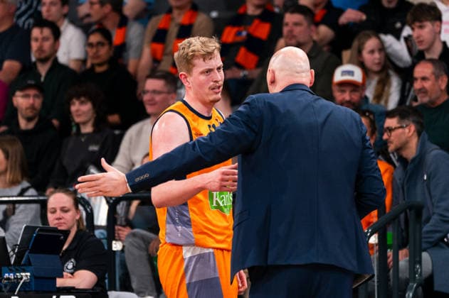 PrzemysÅaw Frasunkiewicz Rostock Seawolves, Coach gives Bent Leuchten Rostock Seawolves, 51 Instructions, GER, Veolia Towers Hamburg vs Rostock Seawolves, Basketball, Bundesliga, Matchday 13, Season 2025 2026, 22 04 2026 GER, Veolia Towers Hamburg vs Rostock Seawolves, Basketball, Bundesliga, Matchday 13, Season 2025 2026, 22 04 2026 Hamburg Copyright: xEibner-Pressefoto MaxxVincenx EP_MVN