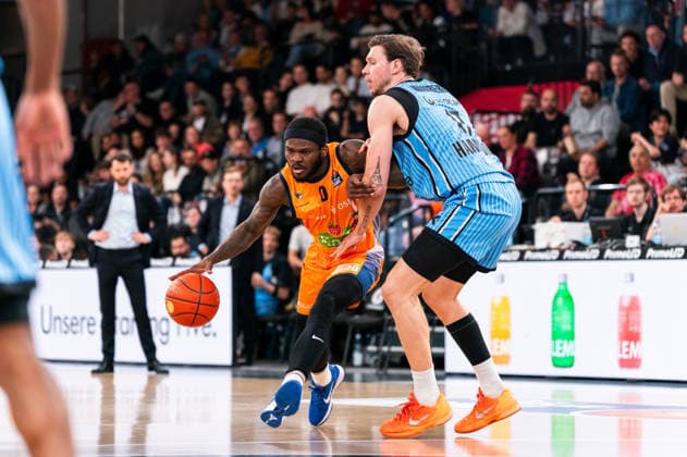 TJ Crockett Jr Rostock Seawolves, 0 dribbling against Niklas Wimberg Veolia Towers Hamburg, 17 , GER, Veolia Towers Hamburg vs Rostock Seawolves, Basketball, Bundesliga, Matchday 13, Season 2025 2026, 22 04 2026 GER, Veolia Towers Hamburg vs Rostock Seawolves, Basketball, Bundesliga, Matchday 13, Season 2025 2026, 22 04 2026 Hamburg Copyright: xEibner-Pressefoto MaxxVincenx EP_MVN