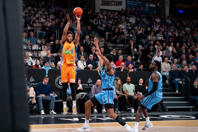 D Shawn Schwartz Rostock Seawolves, 5 on throw, Kenneth Ogbe Veolia Towers Hamburg, 25 , Osaro Rich Veolia Towers Hamburg, 03 , GER, Veolia Towers Hamburg vs Rostock Seawolves, Basketball, Bundesliga, Matchday 13, Season 2025 2026, 22 04 2026 GER, Veolia Towers Hamburg vs Rostock Seawolves, Basketball, Bundesliga, Matchday 13, Season 2025 2026, 22 04 2026 Hamburg Copyright: xEibner-Pressefoto MaxxVincenx EP_MVN