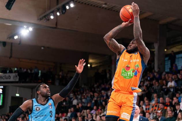 TJ Crockett Jr Rostock Seawolves, 0 on throw, Osaro Rich Veolia Towers Hamburg, 03 , GER, Veolia Towers Hamburg vs Rostock Seawolves, Basketball, Bundesliga, Matchday 13, Season 2025 2026, 22 04 2026 GER, Veolia Towers Hamburg vs Rostock Seawolves, Basketball, Bundesliga, Matchday 13, Season 2025 2026, 22 04 2026 Hamburg Copyright: xEibner-Pressefoto MaxxVincenx EP_MVN
