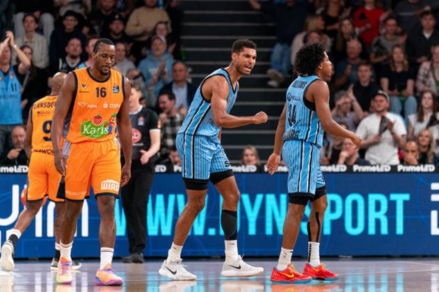 Kenneth Ogbe Veolia Towers Hamburg, 25 cheers jubilation with Ross Williams Veolia Towers Hamburg, 34 , Phillip Greene IV Rostock Seawolves, 16 disappointed disappointment, GER, Veolia Towers Hamburg vs Rostock Seawolves, Basketball, Bundesliga, Matchday 13, Season 2025 2026, 22 04 2026 GER, Veolia Towers Hamburg vs Rostock Seawolves, Basketball, Bundesliga, Matchday 13, Season 2025 2026, 22 04 2026 Hamburg Copyright: xEibner-Pressefoto MaxxVincenx EP_MVN