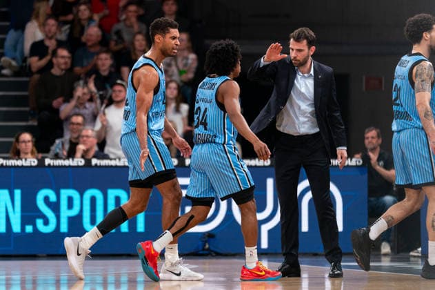 Kenneth Ogbe Veolia Towers Hamburg, 25 cheers with Ross Williams Veolia Towers Hamburg, 34 and Benka Barloschky Veolia Towers Hamburg, Coach , GER, Veolia Towers Hamburg vs Rostock Seawolves, Basketball, Bundesliga, Matchday 13, Season 2025 2026, 22 04 2026 GER, Veolia Towers Hamburg vs Rostock Seawolves, Basketball, Bundesliga, Matchday 13, Season 2025 2026, 22 04 2026 Hamburg Copyright: xEibner-Pressefoto MaxxVincenx EP_MVN