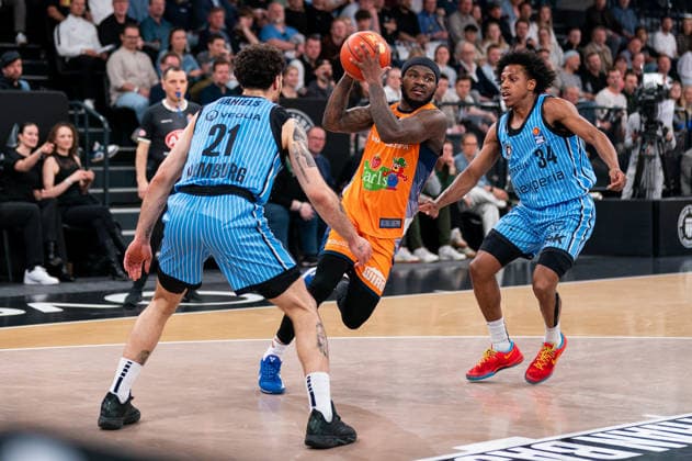 TJ Crockett Jr Rostock Seawolves, 0 dribbling against Devon Daniels Veolia Towers Hamburg, 21 and Ross Williams Veolia Towers Hamburg, 34 , GER, Veolia Towers Hamburg vs Rostock Seawolves, Basketball, Bundesliga, Matchday 13, Season 2025 2026, 22 04 2026 GER, Veolia Towers Hamburg vs Rostock Seawolves, Basketball, Bundesliga, Matchday 13, Season 2025 2026, 22 04 2026 Hamburg Copyright: xEibner-Pressefoto MaxxVincenx EP_MVN