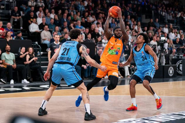 TJ Crockett Jr Rostock Seawolves, 0 dribbling against Devon Daniels Veolia Towers Hamburg, 21 and Ross Williams Veolia Towers Hamburg, 34 , GER, Veolia Towers Hamburg vs Rostock Seawolves, Basketball, Bundesliga, Matchday 13, Season 2025 2026, 22 04 2026 GER, Veolia Towers Hamburg vs Rostock Seawolves, Basketball, Bundesliga, Matchday 13, Season 2025 2026, 22 04 2026 Hamburg Copyright: xEibner-Pressefoto MaxxVincenx EP_MVN