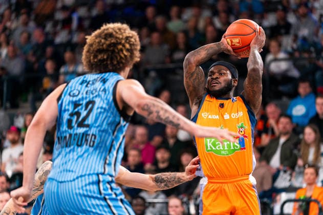 TJ Crockett Jr Rostock Seawolves, 0 on the ball, Zacharie Perrin Veolia Towers Hamburg, 52 , GER, Veolia Towers Hamburg vs Rostock Seawolves, Basketball, Bundesliga, Matchday 13, Season 2025 2026, 22 04 2026 GER, Veolia Towers Hamburg vs Rostock Seawolves, Basketball, Bundesliga, Matchday 13, Season 2025 2026, 22 04 2026 Hamburg Copyright: xEibner-Pressefoto MaxxVincenx EP_MVN