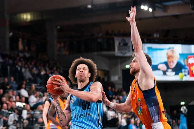 Zacharie Perrin Veolia Towers Hamburg, 52 in duel with Andy van Vliet Rostock Seawolves, 81 , GER, Veolia Towers Hamburg vs Rostock Seawolves, Basketball, Bundesliga, Matchday 13, Season 2025 2026, 22 04 2026 GER, Veolia Towers Hamburg vs Rostock Seawolves, Basketball, Bundesliga, Matchday 13, Season 2025 2026, 22 04 2026 Hamburg Copyright: xEibner-Pressefoto MaxxVincenx EP_MVN