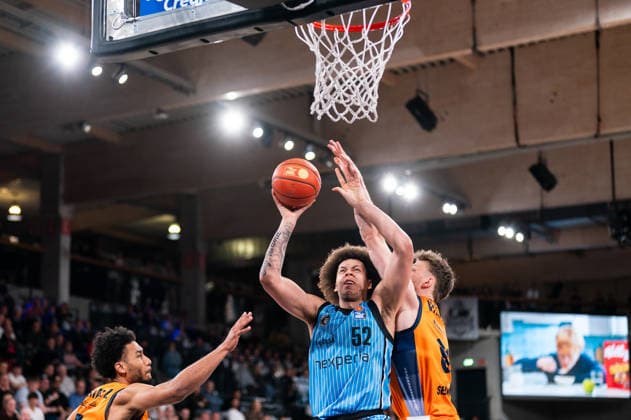Zacharie Perrin Veolia Towers Hamburg, 52 on a lay-up, Andy van Vliet Rostock Seawolves, 81 , GER, Veolia Towers Hamburg vs Rostock Seawolves, Basketball, Bundesliga, Matchday 13, Season 2025 2026, 22 04 2026 GER, Veolia Towers Hamburg vs Rostock Seawolves, Basketball, Bundesliga, Matchday 13, Season 2025 2026, 22 04 2026 Hamburg Copyright: xEibner-Pressefoto MaxxVincenx EP_MVN