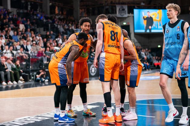 Rostock team at the huddle, TJ Crockett Jr Rostock Seawolves, 0 , D Shawn Schwartz Rostock Seawolves, 5 , Andy van Vliet Rostock Seawolves, 81 , GER, Veolia Towers Hamburg vs Rostock Seawolves, Basketball, Bundesliga, Matchday 13, Season 2025 2026, 22 04 2026 GER, Veolia Towers Hamburg vs Rostock Seawolves, Basketball, Bundesliga, Matchday 13, Season 2025 2026, 22 04 2026 Hamburg Copyright: xEibner-Pressefoto MaxxVincenx EP_MVN