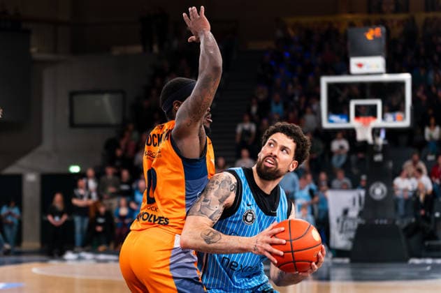 Devon Daniels Veolia Towers Hamburg, 21 in duel against TJ Crockett Jr Rostock Seawolves, 0 , GER, Veolia Towers Hamburg vs Rostock Seawolves, Basketball, Bundesliga, Matchday 13, Season 2025 2026, 22 04 2026 GER, Veolia Towers Hamburg vs Rostock Seawolves, Basketball, Bundesliga, Matchday 13, Season 2025 2026, 22 04 2026 Hamburg Copyright: xEibner-Pressefoto MaxxVincenx EP_MVN