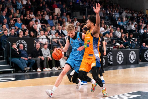 Zsombor Maronka Veolia Towers Hamburg, 05 dribbling against D Shawn Schwartz Rostock Seawolves, 5 , GER, Veolia Towers Hamburg vs Rostock Seawolves, Basketball, Bundesliga, Matchday 13, Season 2025 2026, 22 04 2026 GER, Veolia Towers Hamburg vs Rostock Seawolves, Basketball, Bundesliga, Matchday 13, Season 2025 2026, 22 04 2026 Hamburg Copyright: xEibner-Pressefoto MaxxVincenx EP_MVN