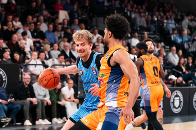 Zsombor Maronka Veolia Towers Hamburg, 05 dribbling against D Shawn Schwartz Rostock Seawolves, 5 , GER, Veolia Towers Hamburg vs Rostock Seawolves, Basketball, Bundesliga, Matchday 13, Season 2025 2026, 22 04 2026 GER, Veolia Towers Hamburg vs Rostock Seawolves, Basketball, Bundesliga, Matchday 13, Season 2025 2026, 22 04 2026 Hamburg Copyright: xEibner-Pressefoto MaxxVincenx EP_MVN