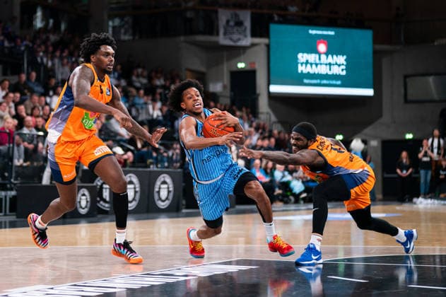 Ross Williams Veolia Towers Hamburg, 34 dribbling against Kassim Nicholson Rostock Seawolves, 8 and TJ Crockett Jr Rostock Seawolves, 0 , GER, Veolia Towers Hamburg vs Rostock Seawolves, Basketball, Bundesliga, Matchday 13, Season 2025 2026, 22 04 2026 GER, Veolia Towers Hamburg vs Rostock Seawolves, Basketball, Bundesliga, Matchday 13, Season 2025 2026, 22 04 2026 Hamburg Copyright: xEibner-Pressefoto MaxxVincenx EP_MVN