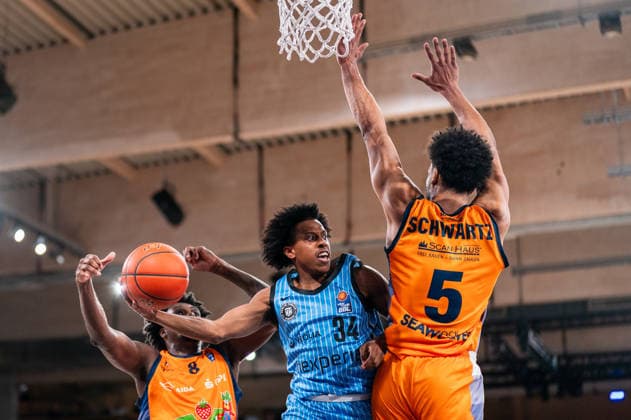 Ross Williams Veolia Towers Hamburg, 34 Pass, Kassim Nicholson Rostock Seawolves, 8 , D Shawn Schwartz Rostock Seawolves, 5 , GER, Veolia Towers Hamburg vs Rostock Seawolves, Basketball, Bundesliga, Matchday 13, Season 2025 2026, 22 04 2026 GER, Veolia Towers Hamburg vs Rostock Seawolves, Basketball, Bundesliga, Matchday 13, Season 2025 2026, 22 04 2026 Hamburg Copyright: xEibner-Pressefoto MaxxVincenx EP_MVN