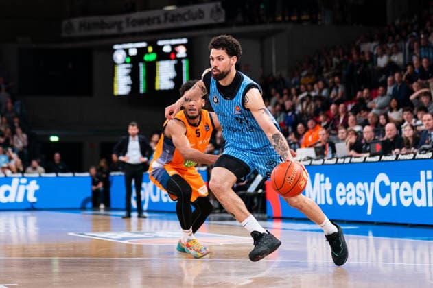Devon Daniels Veolia Towers Hamburg, 21 dribbling against D Shawn Schwartz Rostock Seawolves, 5 , GER, Veolia Towers Hamburg vs Rostock Seawolves, Basketball, Bundesliga, Matchday 13, Season 2025 2026, 22 04 2026 GER, Veolia Towers Hamburg vs Rostock Seawolves, Basketball, Bundesliga, Matchday 13, Season 2025 2026, 22 04 2026 Hamburg Copyright: xEibner-Pressefoto MaxxVincenx EP_MVN