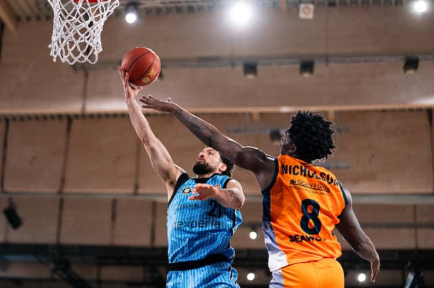 Devon Daniels Veolia Towers Hamburg, 21 on a lay-up, Kassim Nicholson Rostock Seawolves, 8 , GER, Veolia Towers Hamburg vs Rostock Seawolves, Basketball, Bundesliga, Matchday 13, Season 2025 2026, 22 04 2026 GER, Veolia Towers Hamburg vs Rostock Seawolves, Basketball, Bundesliga, Matchday 13, Season 2025 2026, 22 04 2026 Hamburg Copyright: xEibner-Pressefoto MaxxVincenx EP_MVN