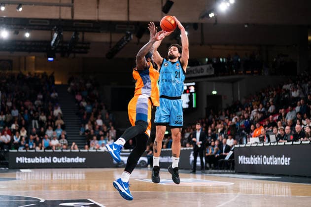 Devon Daniels Veolia Towers Hamburg, 21 on throw, TJ Crockett Jr Rostock Seawolves, 0 , GER, Veolia Towers Hamburg vs Rostock Seawolves, Basketball, Bundesliga, Matchday 13, Season 2025 2026, 22 04 2026 GER, Veolia Towers Hamburg vs Rostock Seawolves, Basketball, Bundesliga, Matchday 13, Season 2025 2026, 22 04 2026 Hamburg Copyright: xEibner-Pressefoto MaxxVincenx EP_MVN