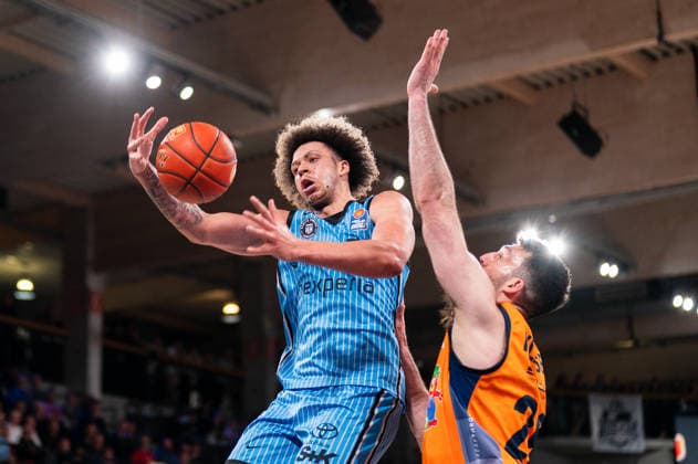 Zacharie Perrin Veolia Towers Hamburg, 52 on a lay-up, Owen Klassen Rostock Seawolves, 29 , GER, Veolia Towers Hamburg vs Rostock Seawolves, Basketball, Bundesliga, Matchday 13, Season 2025 2026, 22 04 2026 GER, Veolia Towers Hamburg vs Rostock Seawolves, Basketball, Bundesliga, Matchday 13, Season 2025 2026, 22 04 2026 Hamburg Copyright: xEibner-Pressefoto MaxxVincenx EP_MVN