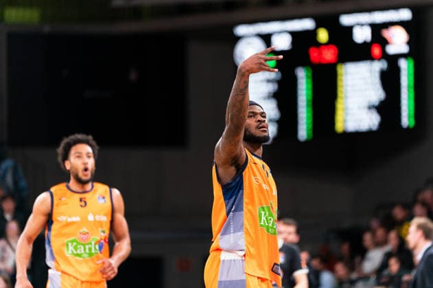TJ Crockett Jr Rostock Seawolves, 0 cheers cheers cheers, D Shawn Schwartz Rostock Seawolves, 5 , GER, Veolia Towers Hamburg vs Rostock Seawolves, Basketball, Bundesliga, Matchday 13, Season 2025 2026, 22 04 2026 GER, Veolia Towers Hamburg vs Rostock Seawolves, Basketball, Bundesliga, Matchday 13, Season 2025 2026, 22 04 2026 Hamburg Copyright: xEibner-Pressefoto MaxxVincenx EP_MVN