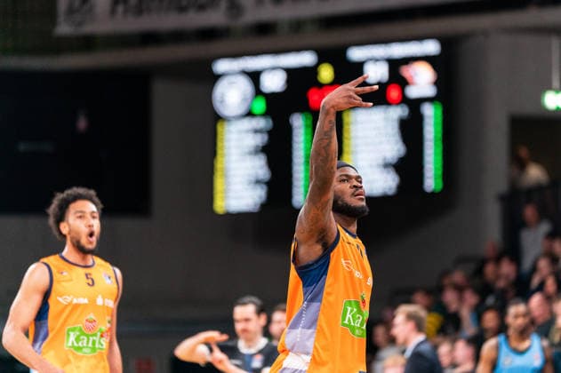 TJ Crockett Jr Rostock Seawolves, 0 cheers cheers cheers, D Shawn Schwartz Rostock Seawolves, 5 , GER, Veolia Towers Hamburg vs Rostock Seawolves, Basketball, Bundesliga, Matchday 13, Season 2025 2026, 22 04 2026 GER, Veolia Towers Hamburg vs Rostock Seawolves, Basketball, Bundesliga, Matchday 13, Season 2025 2026, 22 04 2026 Hamburg Copyright: xEibner-Pressefoto MaxxVincenx EP_MVN