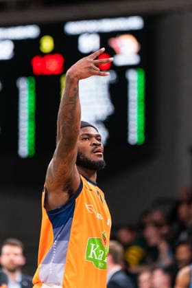 TJ Crockett Jr Rostock Seawolves, 0 cheers cheers, GER, Veolia Towers Hamburg vs Rostock Seawolves, Basketball, Bundesliga, Matchday 13, Season 2025 2026, 22 04 2026 GER, Veolia Towers Hamburg vs Rostock Seawolves, Basketball, Bundesliga, Matchday 13, Season 2025 2026, 22 04 2026 Hamburg Copyright: xEibner-Pressefoto MaxxVincenx EP_MVN