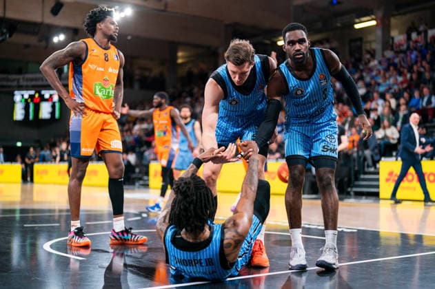 Niklas Wimberg Veolia Towers Hamburg, 17 and Osaro Rich Veolia Towers Hamburg, 03 help Leonard Thorpe Jr Veolia Towers Hamburg, 02 high, GER, Veolia Towers Hamburg vs Rostock Seawolves, Basketball, Bundesliga, Matchday 13, Season 2025 2026, 22 04 2026 GER, Veolia Towers Hamburg vs Rostock Seawolves, Basketball, Bundesliga, Matchday 13, Season 2025 2026, 22 04 2026 Hamburg Copyright: xEibner-Pressefoto MaxxVincenx EP_MVN