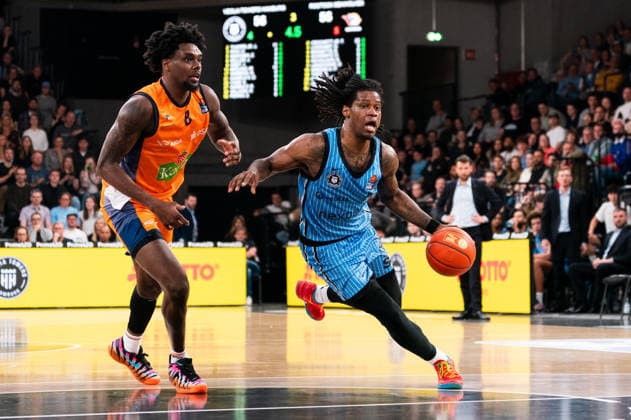 Leonard Thorpe Jr Veolia Towers Hamburg, 02 dribbling against Kassim Nicholson Rostock Seawolves, 8 , GER, Veolia Towers Hamburg vs Rostock Seawolves, Basketball, Bundesliga, Matchday 13, Season 2025 2026, 22 04 2026 GER, Veolia Towers Hamburg vs Rostock Seawolves, Basketball, Bundesliga, Matchday 13, Season 2025 2026, 22 04 2026 Hamburg Copyright: xEibner-Pressefoto MaxxVincenx EP_MVN