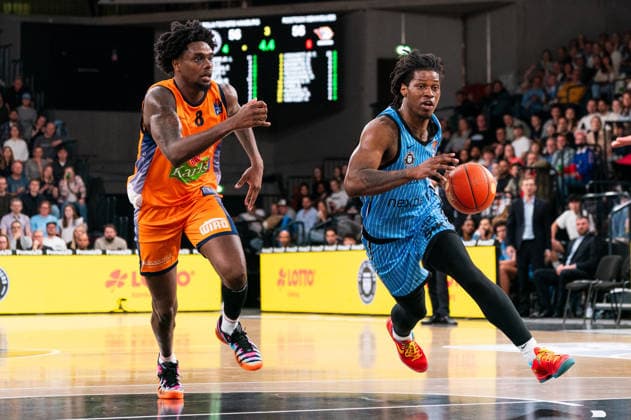 Leonard Thorpe Jr Veolia Towers Hamburg, 02 dribbling against Kassim Nicholson Rostock Seawolves, 8 , GER, Veolia Towers Hamburg vs Rostock Seawolves, Basketball, Bundesliga, Matchday 13, Season 2025 2026, 22 04 2026 GER, Veolia Towers Hamburg vs Rostock Seawolves, Basketball, Bundesliga, Matchday 13, Season 2025 2026, 22 04 2026 Hamburg Copyright: xEibner-Pressefoto MaxxVincenx EP_MVN