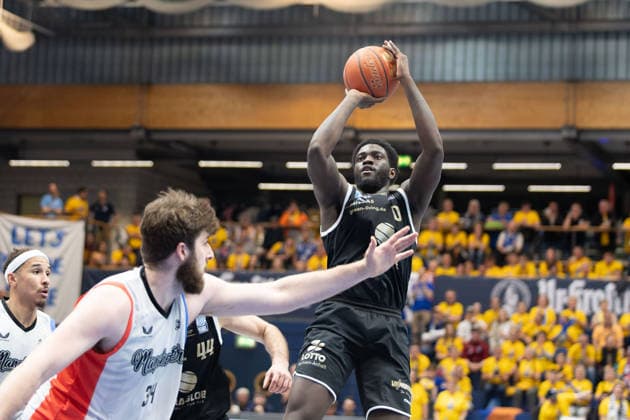 Matt Nicholson MCR, 34 , Khyri Thomas MBC, 0 , Syntainics MBC vs Manchester Basketball, European North Basketball League, Final Four, Semi-Final 2025 26, Germany England, 22 04 2026 Weissenfels Stadthalle Sachsen Anhalt Germany