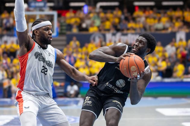 Tim Adetukasi MCR, 22 , Khyri Thomas MBC, 0 , Syntainics MBC vs Manchester Basketball, European North Basketball League, Final Four, Semi-Final 2025 26, Germany England, 22 04 2026 Weissenfels Stadthalle Sachsen Anhalt Germany