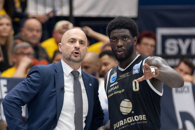 Milenko Bogicevic MBC, Head Coach , Khyri Thomas MBC, 0 , Syntainics MBC vs Manchester Basketball, European North Basketball League, Final Four, Semifinal 2025 26, Germany England, 22 04 2026 Weissenfels Stadthalle Sachsen Anhalt Germany