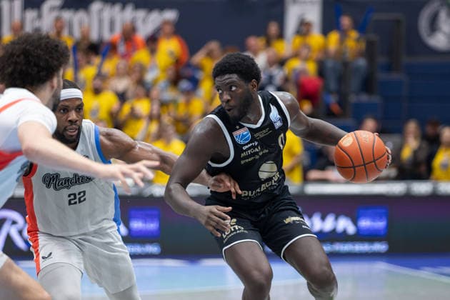 Tim Adetukasi MCR, 22 , Khyri Thomas MBC, 0 , Syntainics MBC vs Manchester Basketball, European North Basketball League, Final Four, Semi-Final 2025 26, Germany England, 22 04 2026 Weissenfels Stadthalle Sachsen Anhalt Germany