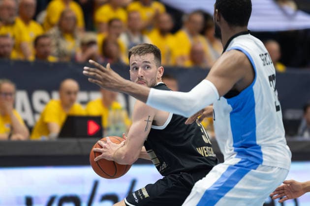 Spencer Reaves MBC, 31 , Duke Shelton MCR, 30 , Syntainics MBC vs Manchester Basketball, European North Basketball League, Final Four, Semi-Final 2025 26, Germany England, 22 04 2026 Weissenfels Stadthalle Sachsen Anhalt Germany