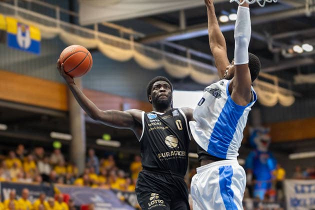 Khyri Thomas MBC, 0 , Duke Shelton MCR, 30 , Syntainics MBC vs Manchester Basketball, European North Basketball League, Final Four, Semi-Final 2025 26, Germany England, 22 04 2026 Weissenfels Stadthalle Sachsen Anhalt Germany