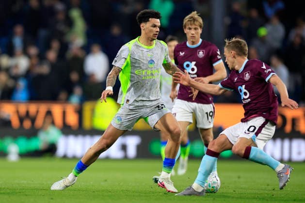 Burnley v Manchester City, Premier League Nico O Reilly (33) of Manchester City tries to get past James Ward-Prowse (20) of Burnley during the Premier League match between Burnley and Manchester City at Turf Moor, Burnley, UK on 22 April 2026. Burnley Turf Moor Lancashire UK Editorial use only DataCo restrictions apply See www.football-dataco.com , Copyright: xConorxMolloyx PSI-24117-0050