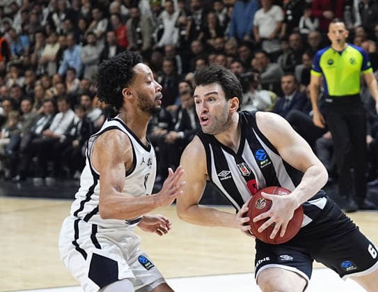 Besiktas GAIN v Cosea JL Bourg - BKT EuroCup ISTANBUL, TURKIYE - APRIL 22: Berk Ugurlu (R) of Besiktas GAIN in action against Darius McGhee (0) of Cosea JL Bourg during the BKT EuroCup Week 17 basketball match between Besiktas GAIN and Cosea JL Bourg at the Besiktas GAIN Sports Complex in Istanbul, Turkiye on April 22, 2026. Esra Bilgin Anadolu Istanbul Turkey. Editorial use only. Please get in touch for any other usage.  Copyright: x2026xAnadoluxEsraxBilginx