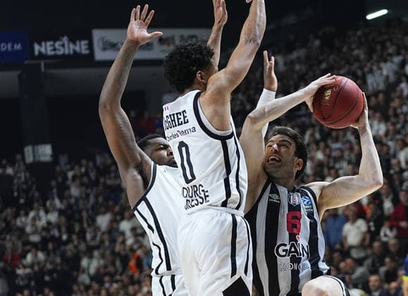 Besiktas GAIN v Cosea JL Bourg - BKT EuroCup ISTANBUL, TURKIYE - APRIL 22: Berk Ugurlu (R) of Besiktas GAIN in action against Darius McGhee (0) of Cosea JL Bourg during the BKT EuroCup Week 17 basketball match between Besiktas GAIN and Cosea JL Bourg at the Besiktas GAIN Sports Complex in Istanbul, Turkiye on April 22, 2026. Esra Bilgin Anadolu Istanbul Turkey. Editorial use only. Please get in touch for any other usage.  Copyright: x2026xAnadoluxEsraxBilginx