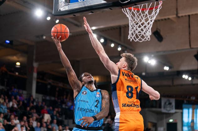 Leonard Thorpe Jr Veolia Towers Hamburg, 02 on a lay-up, Andy van Vliet Rostock Seawolves, 81 , GER, Veolia Towers Hamburg vs Rostock Seawolves, Basketball, Bundesliga, Matchday 13, Season 2025 2026, 22 04 2026 GER, Veolia Towers Hamburg vs Rostock Seawolves, Basketball, Bundesliga, Matchday 13, Season 2025 2026, 22 04 2026 Hamburg Copyright: xEibner-Pressefoto MaxxVincenx EP_MVN