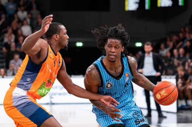 Leonard Thorpe Jr Veolia Towers Hamburg, 02 dribbling against Phillip Greene IV Rostock Seawolves, 16 , GER, Veolia Towers Hamburg vs Rostock Seawolves, Basketball, Bundesliga, Matchday 13, Season 2025 2026, 22 04 2026 GER, Veolia Towers Hamburg vs Rostock Seawolves, Basketball, Bundesliga, Matchday 13, Season 2025 2026, 22 04 2026 Hamburg Copyright: xEibner-Pressefoto MaxxVincenx EP_MVN