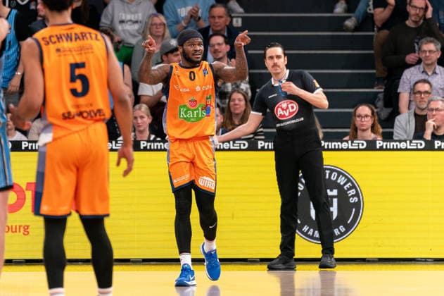 TJ Crockett Jr Rostock Seawolves, 0 demands video evidence, GER, Veolia Towers Hamburg vs Rostock Seawolves, Basketball, Bundesliga, Matchday 13, Season 2025 2026, 22 04 2026 GER, Veolia Towers Hamburg vs Rostock Seawolves, Basketball, Bundesliga, Matchday 13, Season 2025 2026, 22 04 2026 Hamburg Copyright: xEibner-Pressefoto MaxxVincenx EP_MVN