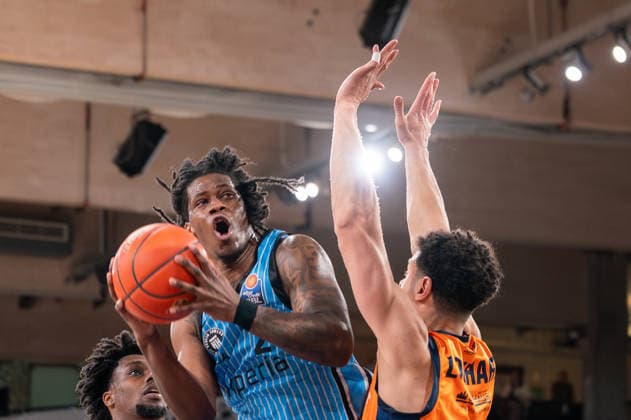 Leonard Thorpe Jr Veolia Towers Hamburg, 02 in duel with Dominic Lockhart Rostock Seawolves, 3 , GER, Veolia Towers Hamburg vs Rostock Seawolves, Basketball, Bundesliga, Matchday 13, Season 2025 2026, 22 04 2026 GER, Veolia Towers Hamburg vs Rostock Seawolves, Basketball, Bundesliga, Matchday 13, Season 2025 2026, 22 04 2026 Hamburg Copyright: xEibner-Pressefoto MaxxVincenx EP_MVN