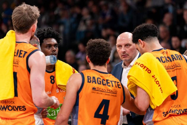 PrzemysÅaw Frasunkiewicz Rostock Seawolves, Coach Timeout Timeout, GER, Veolia Towers Hamburg vs Rostock Seawolves, Basketball, Bundesliga, Matchday 13, Season 2025 2026, 22 04 2026 GER, Veolia Towers Hamburg vs Rostock Seawolves, Basketball, Bundesliga, Matchday 13, Season 2025 2026, 22 04 2026 Hamburg Copyright: xEibner-Pressefoto MaxxVincenx EP_MVN