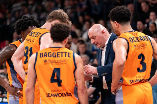 PrzemysÅaw Frasunkiewicz Rostock Seawolves, Coach Timeout Timeout, GER, Veolia Towers Hamburg vs Rostock Seawolves, Basketball, Bundesliga, Matchday 13, Season 2025 2026, 22 04 2026 GER, Veolia Towers Hamburg vs Rostock Seawolves, Basketball, Bundesliga, Matchday 13, Season 2025 2026, 22 04 2026 Hamburg Copyright: xEibner-Pressefoto MaxxVincenx EP_MVN