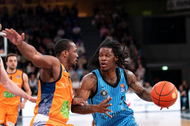 Leonard Thorpe Jr Veolia Towers Hamburg, 02 dribbling against Phillip Greene IV Rostock Seawolves, 16 , GER, Veolia Towers Hamburg vs Rostock Seawolves, Basketball, Bundesliga, Matchday 13, Season 2025 2026, 22 04 2026 GER, Veolia Towers Hamburg vs Rostock Seawolves, Basketball, Bundesliga, Matchday 13, Season 2025 2026, 22 04 2026 Hamburg Copyright: xEibner-Pressefoto MaxxVincenx EP_MVN